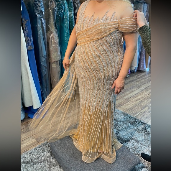 Custom handmade gown - Picture 7 of 11